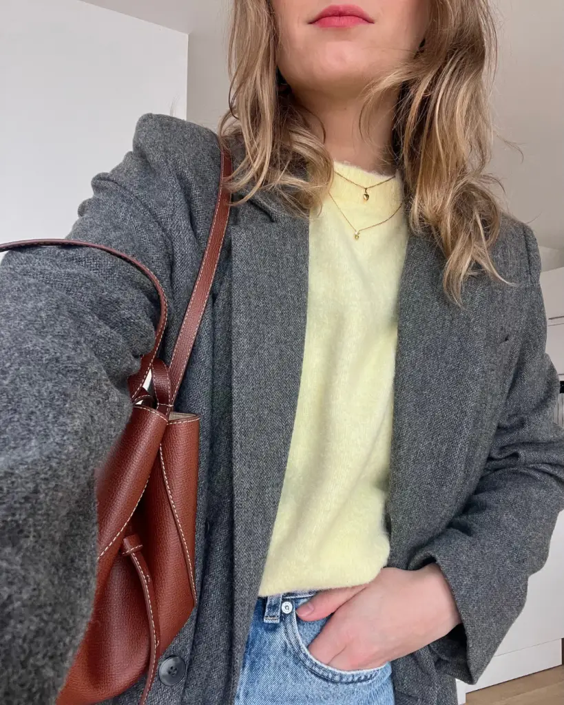 Look gris et jaune printemps sac Polène Cyme